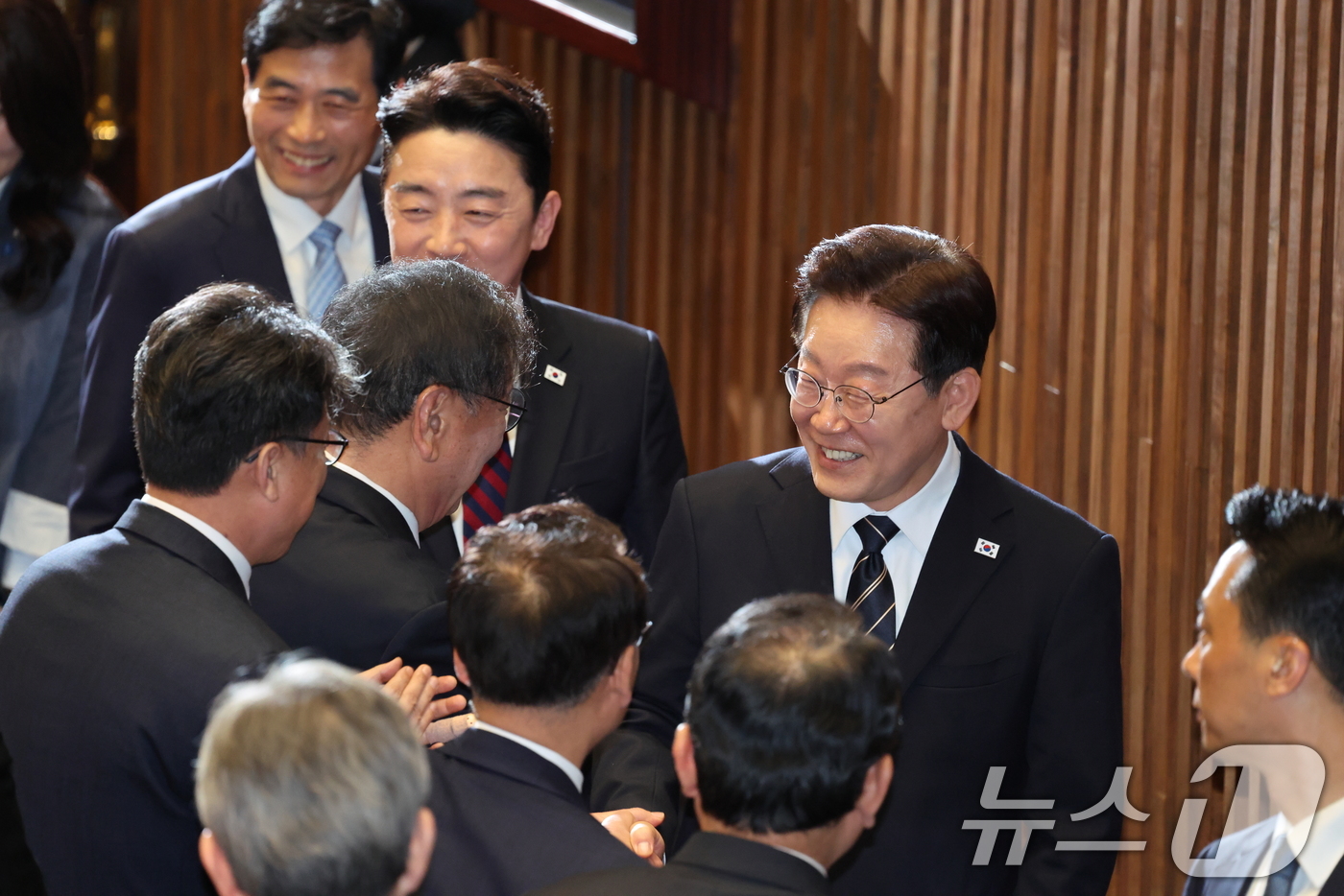 (서울=뉴스1) 국회사진기자단 = 이재명 대통령이 2일 서울 여의도 국회 본회의장에서 중동 사태 대응 등을 위한 추가경정예산안에 대한 시정연설을 마치고 회의장을 나서며 의원들과 인 …