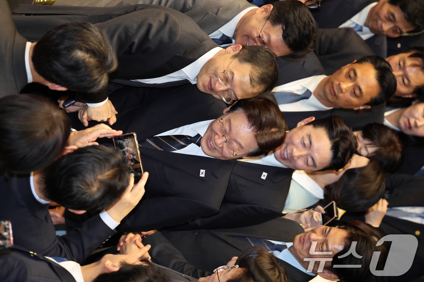 (서울=뉴스1) 국회사진기자단 = 이재명 대통령이 2일 서울 여의도 국회 본회의장에서 중동 사태 대응 등을 위한 추가경정예산안에 대한 시정연설을 마치고 회의장을 나서며 의원들과 인 …