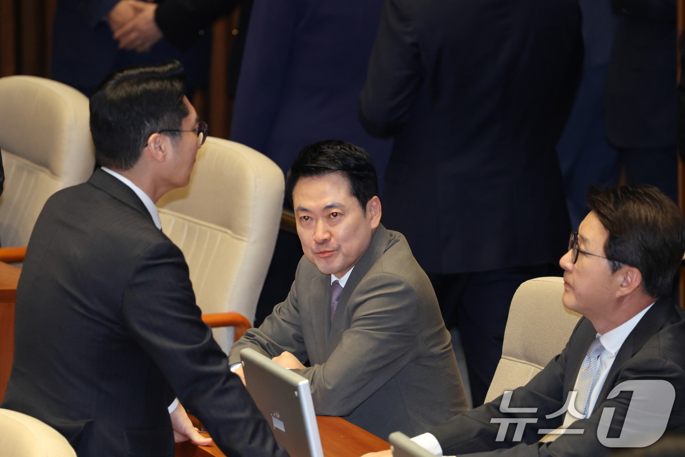 (서울=뉴스1) 국회사진기자단 = 장동혁 국민의힘 대표가 2일 서울 여의도 국회 본회의장에서 이재명 대통령의 시정연설에 앞서 의원들과 대화를 나누고 있다. 2026.4.2/뉴스1