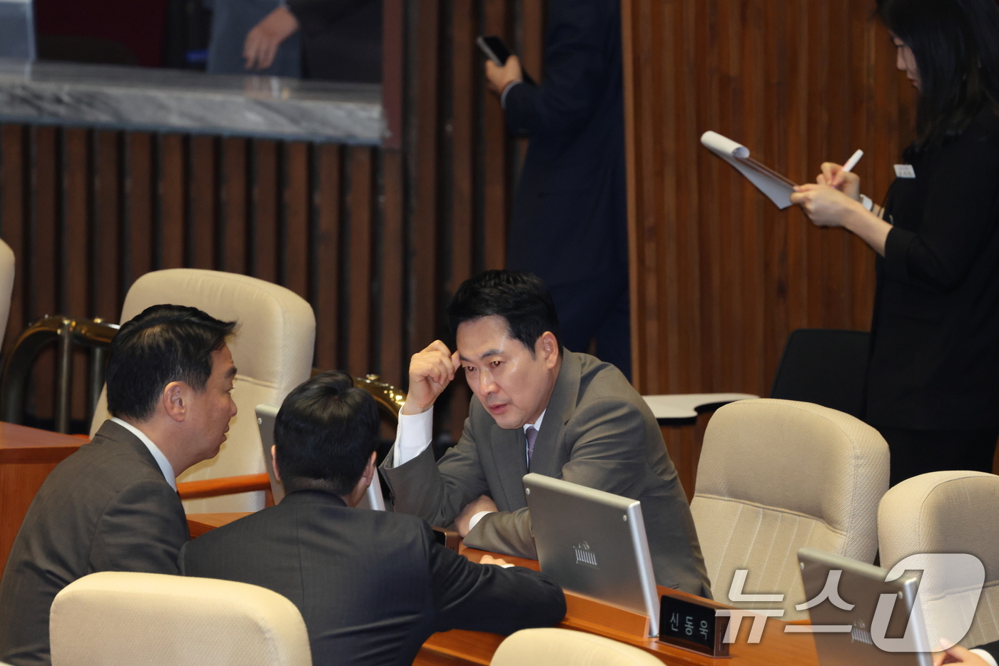 (서울=뉴스1) 국회사진기자단 = 장동혁 국민의힘 대표가 2일 서울 여의도 국회 본회의장에서 이재명 대통령의 시정연설에 앞서 의원들과 대화를 나누고 있다. 2026.4.2/뉴스1