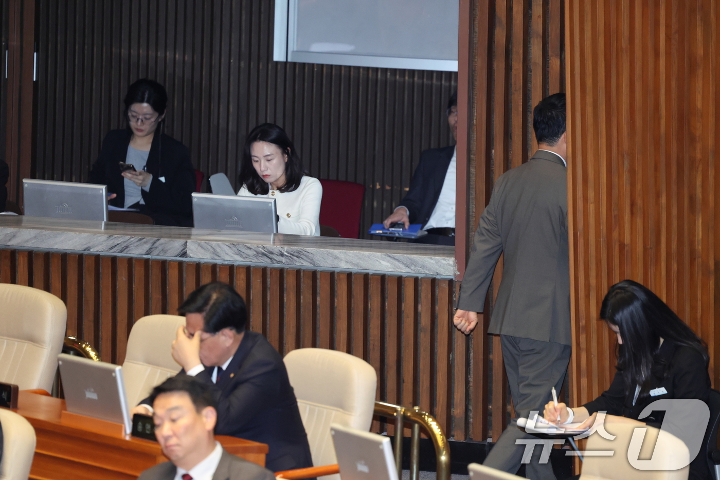 (서울=뉴스1) 국회사진기자단 = 장동혁 국민의힘 대표가 2일 서울 여의도 국회 본회의장에서 이재명 대통령의 시정연설이 끝나자 본회의장을 나서고 있다. 2026.4.2/뉴스1