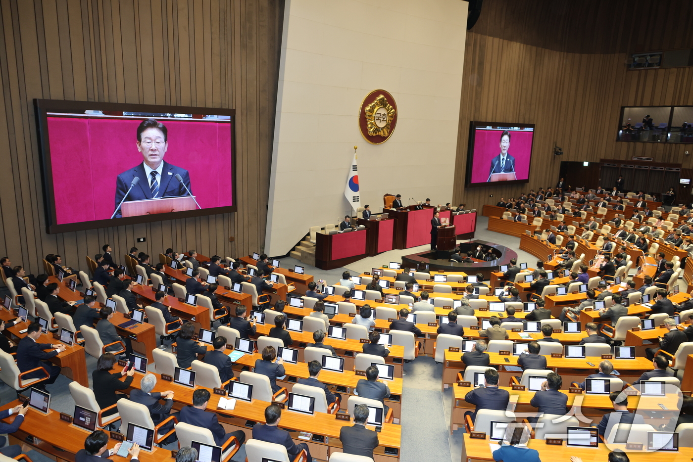 (서울=뉴스1) 국회사진기자단 = 이재명 대통령이 2일 국회 본회의장에서 중동 사태 대응을 위한 추가경정예산안 관련 시정연설을 하고 있다. 2026.4.2/뉴스1