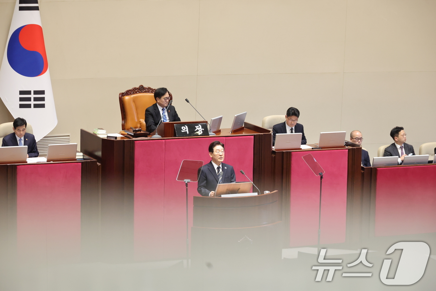 (서울=뉴스1) 국회사진기자단 = 이재명 대통령이 2일 국회 본회의장에서 중동 사태 대응을 위한 추가경정예산안 관련 시정연설을 하고 있다. 2026.4.2/뉴스1