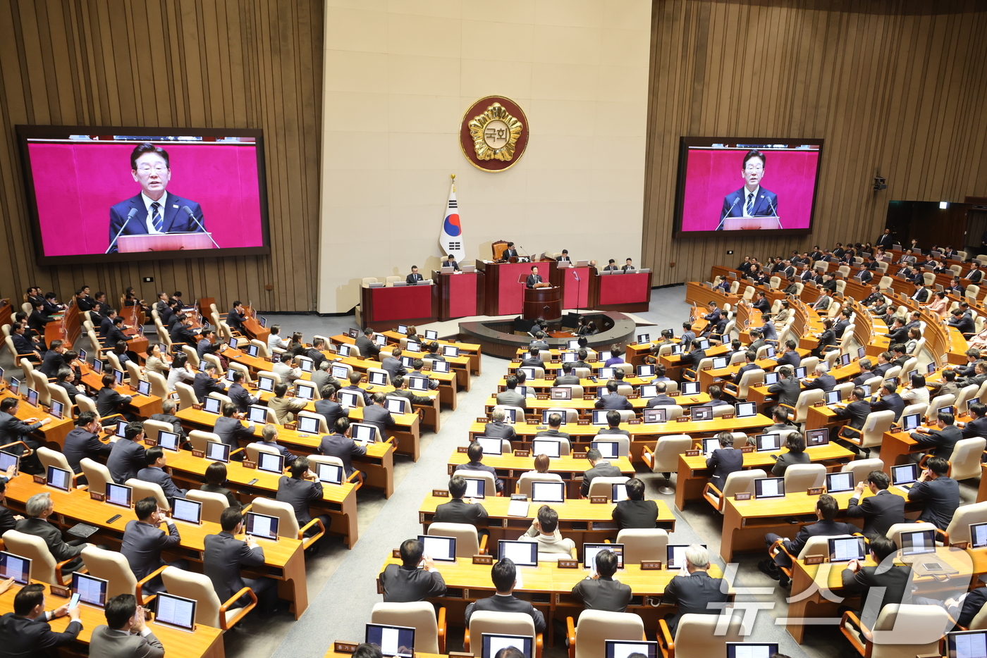 (서울=뉴스1) 국회사진기자단 = 이재명 대통령이 2일 국회 본회의장에서 중동 사태 대응을 위한 추가경정예산안 관련 시정연설을 하고 있다. 2026.4.2/뉴스1