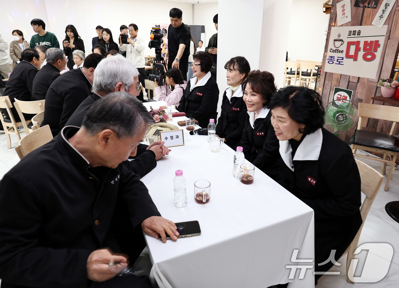 (서울=뉴스1) 구윤성 기자 = 2일 오후 서울 종로구 성균관컨벤션웨딩홀에서 종로구 주최로 열린 어르신 새 인연 찾기 행사 '종로 굿라이프 챌린지'에서 참가 어르신들이 통성명을 하 …