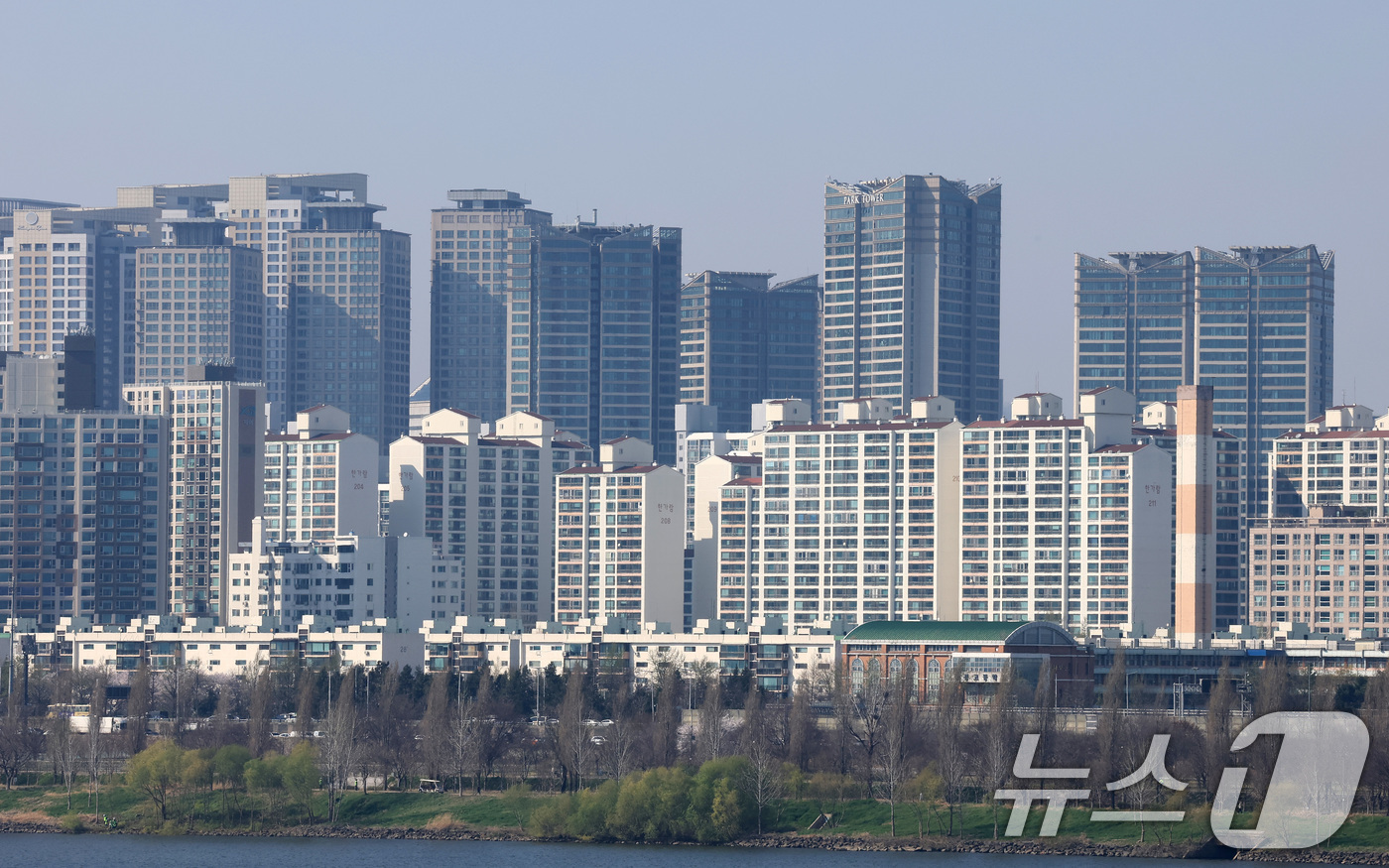 (서울=뉴스1) 임세영 기자 = 서울 아파트값이 중저가 지역을 중심으로 상승하며 상승폭이 1주 전의 2배 수준으로 확대한 것으로 나타났다.한국부동산원이 2일 발표한 '2026년 3 …