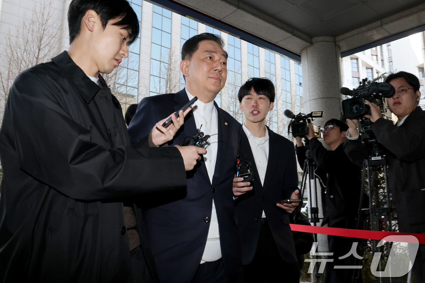 (서울=뉴스1) 이광호 기자 = 각종 비위 의혹으로 수사를 받고 있는 무소속 김병기 의원이 2일 오후 피의자 신분으로 조사를 받기 위해 서울 마포구 서울경찰청 공공범죄수사대에 출석 …