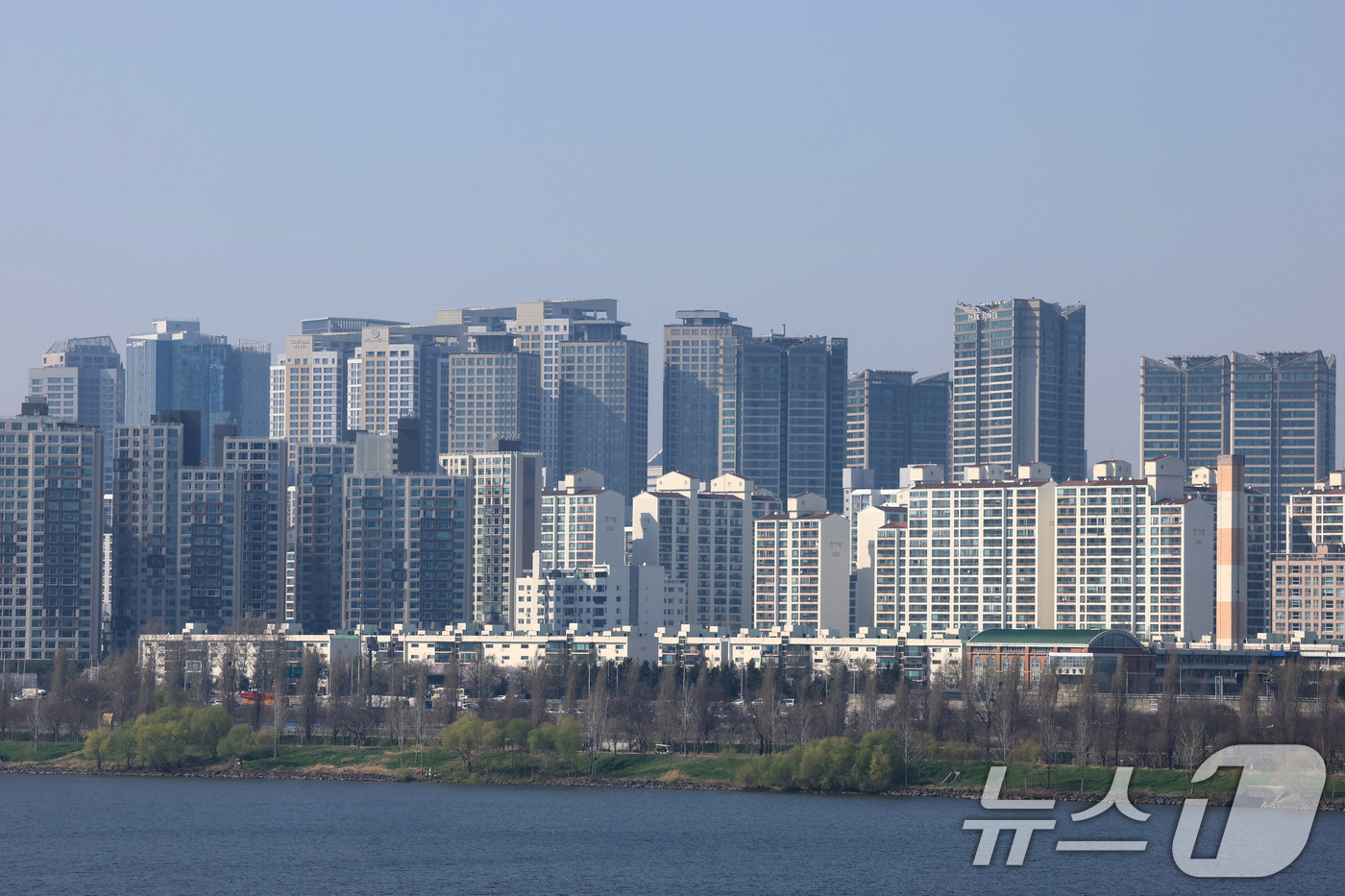 (서울=뉴스1) 임세영 기자 = 서울 아파트값이 중저가 지역을 중심으로 상승하며 상승폭이 1주 전의 2배 수준으로 확대한 것으로 나타났다.한국부동산원이 2일 발표한 '2026년 3 …