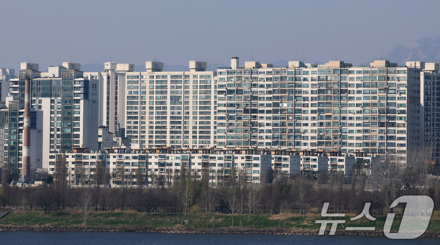 (서울=뉴스1) 임세영 기자 = 서울 아파트값이 중저가 지역을 중심으로 상승하며 상승폭이 1주 전의 2배 수준으로 확대한 것으로 나타났다.한국부동산원이 2일 발표한 '2026년 3 …