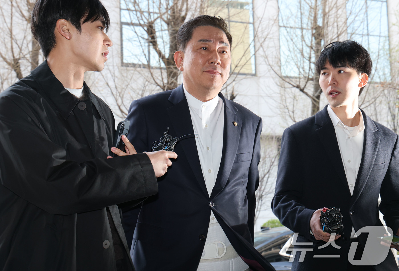 (서울=뉴스1) 이광호 기자 = 각종 비위 의혹으로 수사를 받고 있는 무소속 김병기 의원이 2일 오후 피의자 신분으로 조사를 받기 위해 서울 마포구 서울경찰청 공공범죄수사대에 출석 …