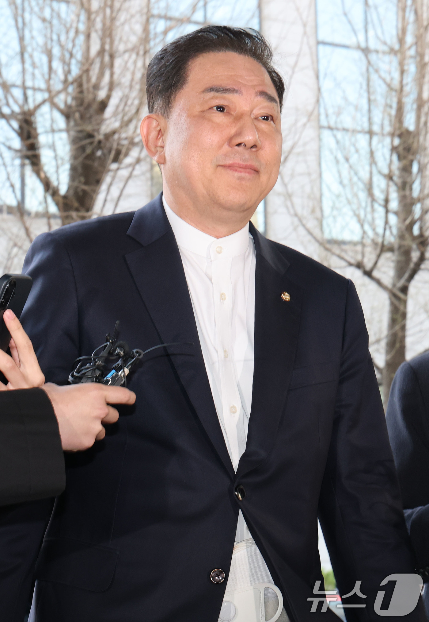 (서울=뉴스1) 이광호 기자 = 각종 비위 의혹으로 수사를 받고 있는 무소속 김병기 의원이 2일 오후 피의자 신분으로 조사를 받기 위해 서울 마포구 서울경찰청 공공범죄수사대에 출석 …