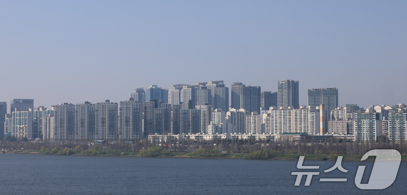 (서울=뉴스1) 임세영 기자 = 서울 아파트값이 중저가 지역을 중심으로 상승하며 상승폭이 1주 전의 2배 수준으로 확대한 것으로 나타났다.한국부동산원이 2일 발표한 '2026년 3 …