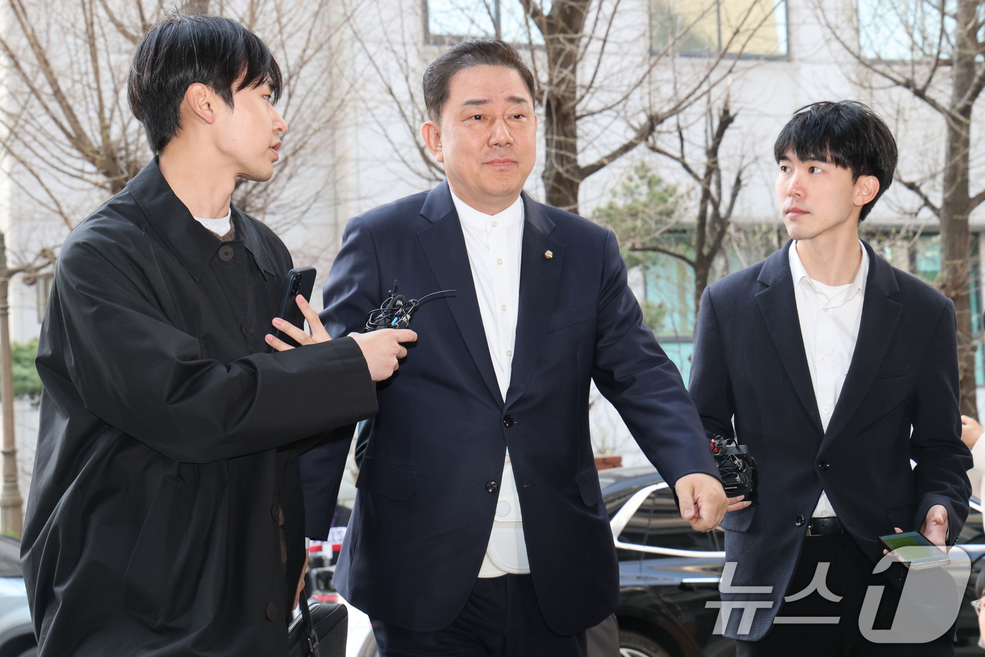 (서울=뉴스1) 이광호 기자 = 각종 비위 의혹으로 수사를 받고 있는 무소속 김병기 의원이 2일 오후 피의자 신분으로 조사를 받기 위해 서울 마포구 서울경찰청 공공범죄수사대에 출석 …