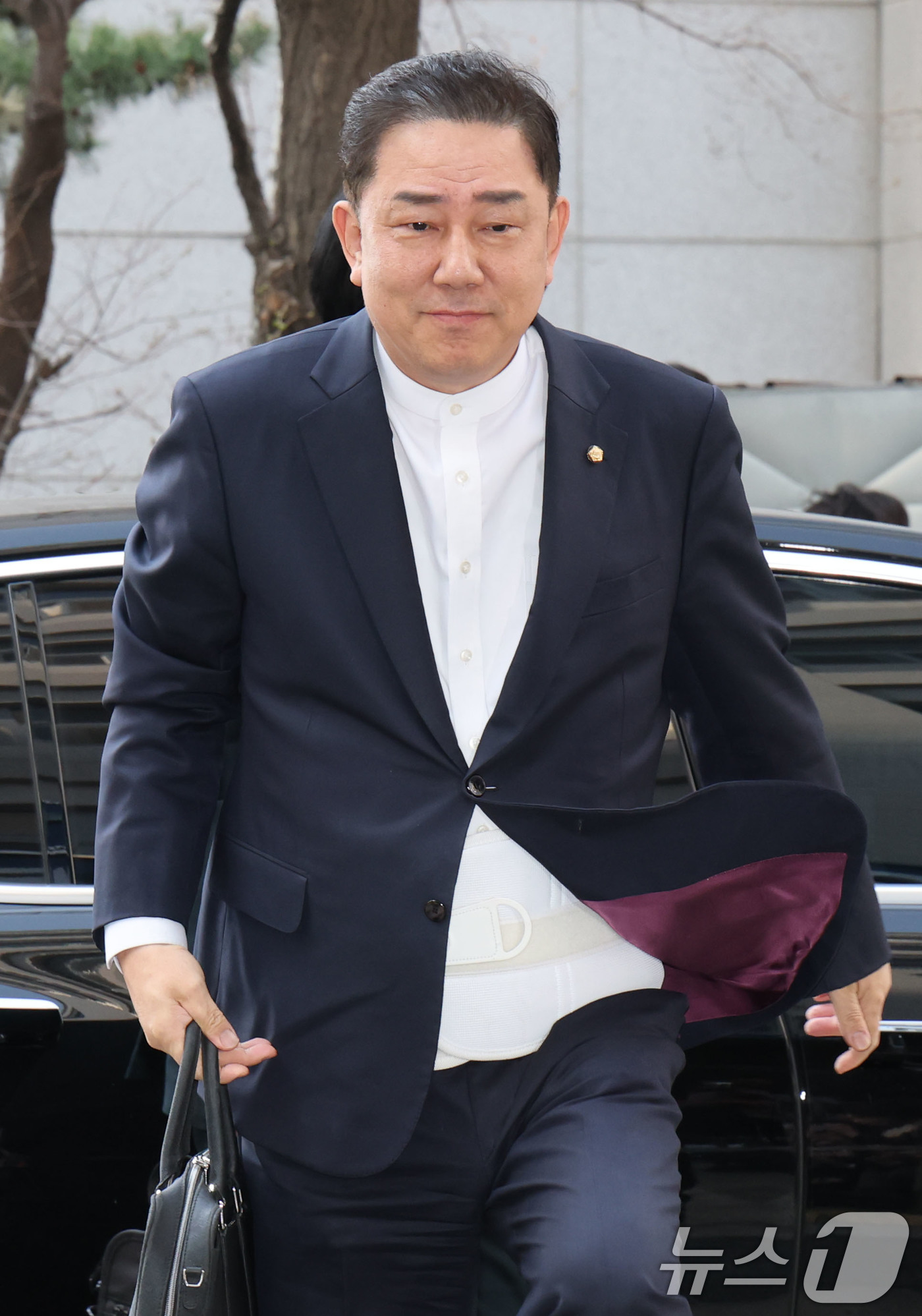 (서울=뉴스1) 이광호 기자 = 각종 비위 의혹으로 수사를 받고 있는 무소속 김병기 의원이 2일 오후 피의자 신분으로 조사를 받기 위해 서울 마포구 서울경찰청 공공범죄수사대에 출석 …