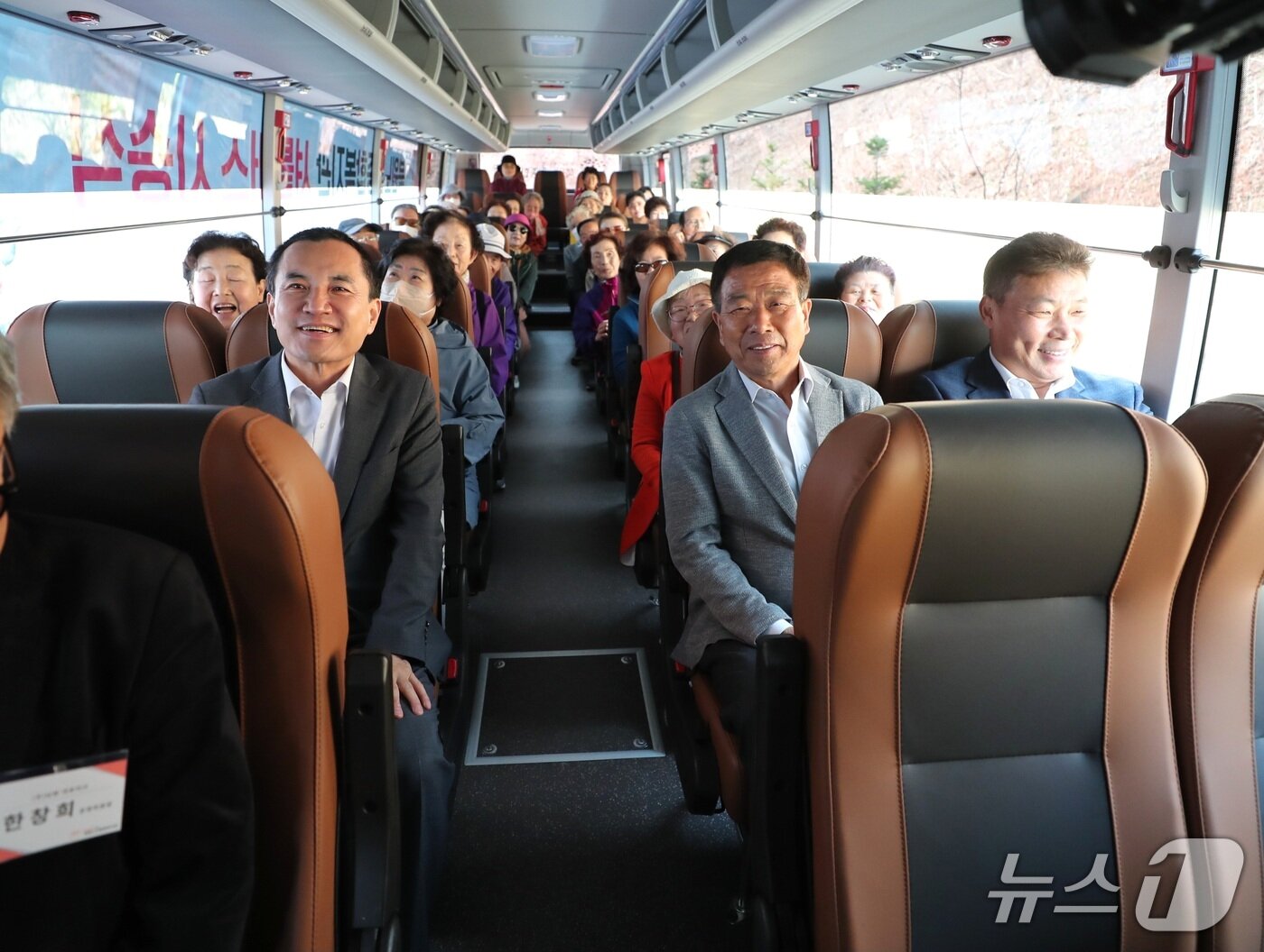 본문 이미지 - 복지관 셔틀버스 시승식.(강원도 제공. 재판매 및 DB금지)/뉴스1