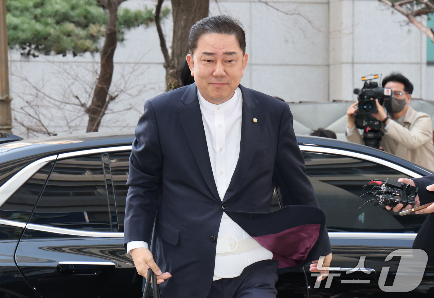 (서울=뉴스1) 이광호 기자 = 각종 비위 의혹으로 수사를 받고 있는 무소속 김병기 의원이 2일 오후 피의자 신분으로 조사를 받기 위해 서울 마포구 서울경찰청 공공범죄수사대에 출석 …