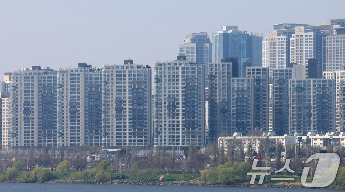 (서울=뉴스1) 임세영 기자 = 서울 아파트값이 중저가 지역을 중심으로 상승하며 상승폭이 1주 전의 2배 수준으로 확대한 것으로 나타났다.한국부동산원이 2일 발표한 '2026년 3 …