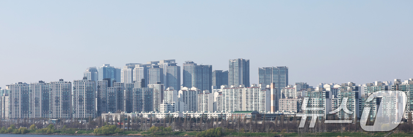 (서울=뉴스1) 임지훈 인턴기자 = 서울 아파트값이 다시 상승폭을 기록하고 있다. 한국부동산원이 2일 발표한 4월 첫째 주 주간 아파트 가격 동향에 따르면 서울 아파트값은 0.12 …