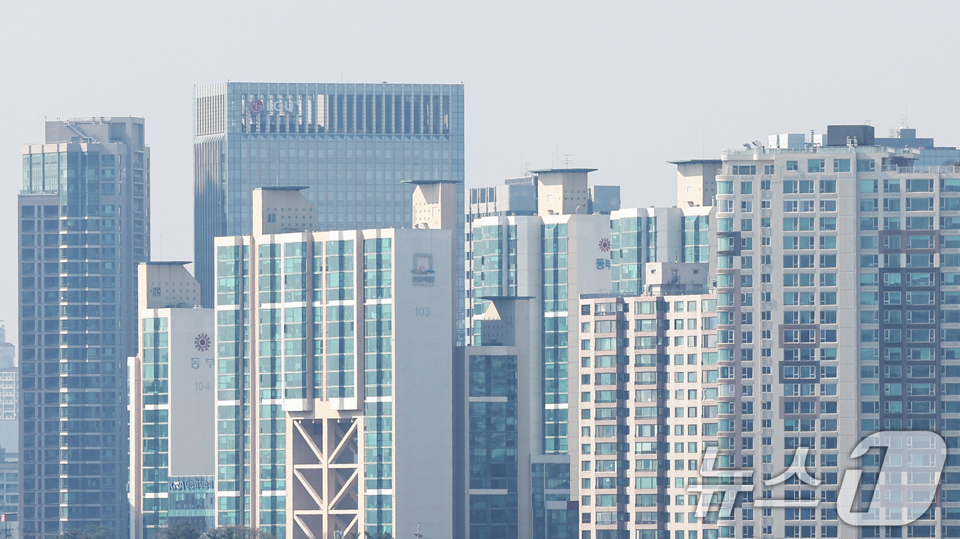 (서울=뉴스1) 임지훈 인턴기자 = 서울 아파트값이 다시 상승폭을 기록하고 있다. 한국부동산원이 2일 발표한 4월 첫째 주 주간 아파트 가격 동향에 따르면 서울 아파트값은 0.12 …