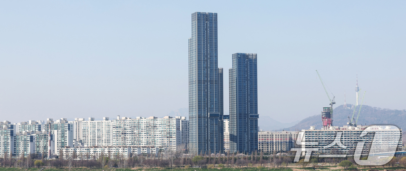 (서울=뉴스1) 임지훈 인턴기자 = 서울 아파트값이 다시 상승폭을 기록하고 있다. 한국부동산원이 2일 발표한 4월 첫째 주 주간 아파트 가격 동향에 따르면 서울 아파트값은 0.12 …