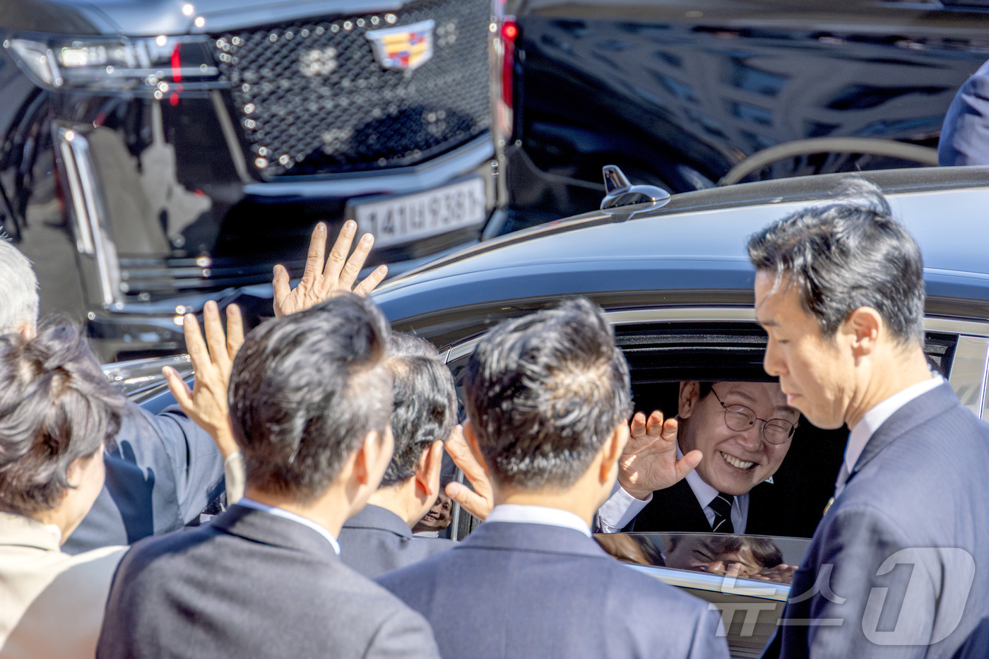 (서울=뉴스1) 국회사진기자단 = 이재명 대통령이 2일 서울 여의도 국회에서 중동 전쟁 대응 등을 위한 추가경정예산안과 관련해 시정연설을 마친 후 본청을 나서고 있다. 2026.4 …