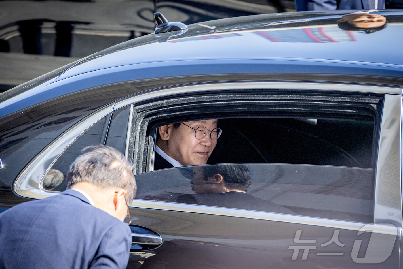 (서울=뉴스1) 국회사진기자단 = 이재명 대통령이 2일 서울 여의도 국회에서 중동 전쟁 대응 등을 위한 추가경정예산안과 관련해 시정연설을 마친 후 본청을 나서 차량을 타고 이동하고 …