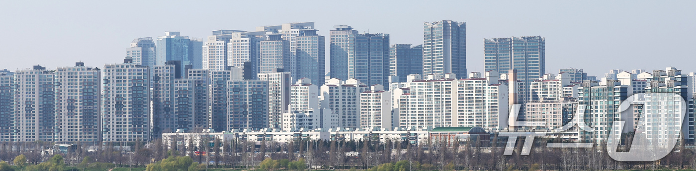 (서울=뉴스1) 임지훈 인턴기자 = 서울 아파트값이 다시 상승폭을 기록하고 있다. 한국부동산원이 2일 발표한 4월 첫째 주 주간 아파트 가격 동향에 따르면 서울 아파트값은 0.12 …