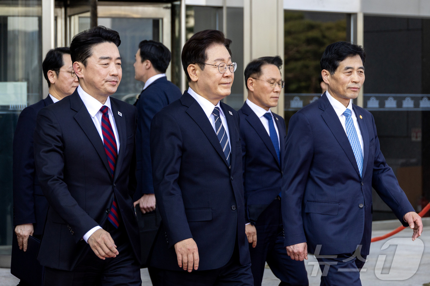 (서울=뉴스1) 국회사진기자단 = 이재명 대통령이 2일 서울 여의도 국회에서 중동 전쟁 대응 등을 위한 추가경정예산안과 관련해 시정연설을 마친 후 본청을 나서고 있다.  2026. …