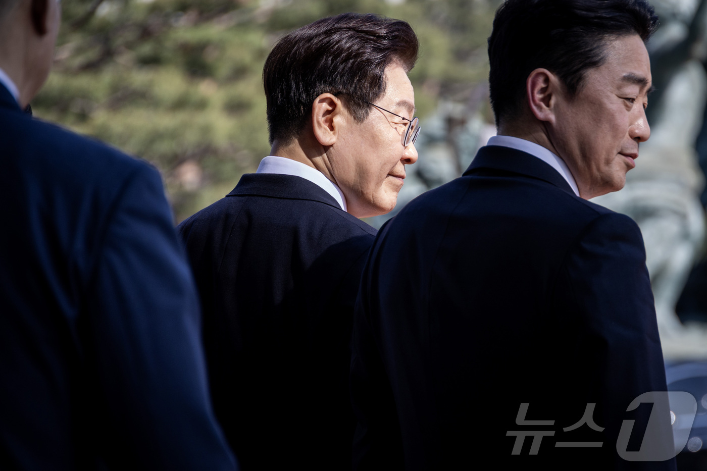 (서울=뉴스1) 국회사진기자단 = 이재명 대통령이 2일 서울 여의도 국회에서 중동 전쟁 대응 등을 위한 추가경정예산안과 관련해 시정연설을 마친 후 본청을 나서고 있다.  2026. …