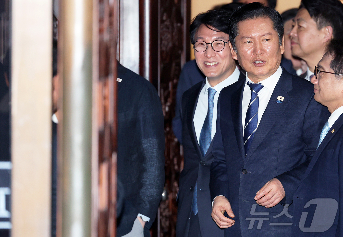 (서울=뉴스1) 국회사진기자단 = 정청래 더불어민주당 대표와 김민석 국무총리가 2일 서울 여의도 국회에서 2026년 1차 추경 시정연설을 마친 이재명 대통령을 배웅하기 위해 대기하 …