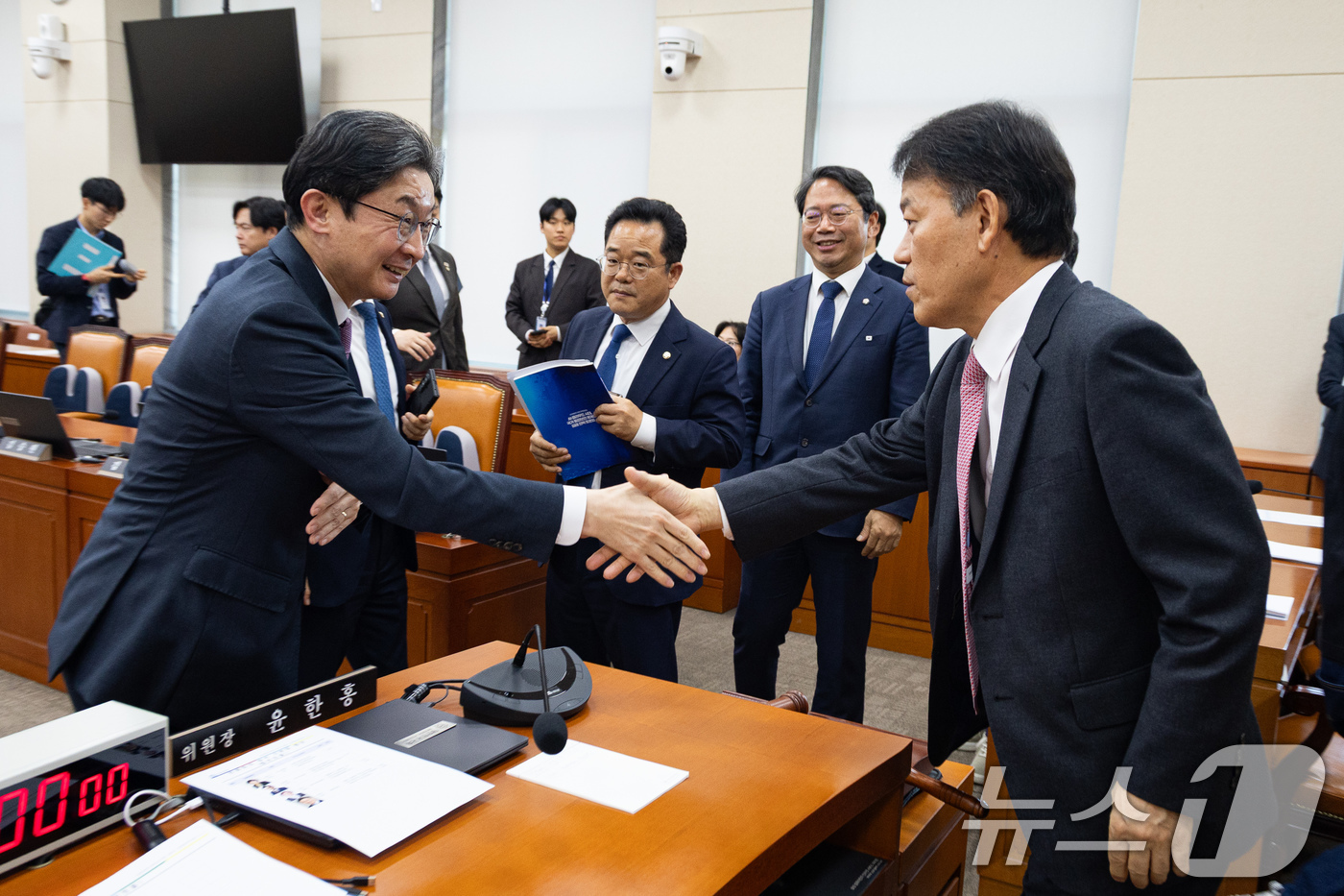 (서울=뉴스1) 유승관 기자 = 윤한홍 국회 정무위원장과 이억원 금융위원장이 2일 서울 여의도 국회에서 열린 제433회 국회(임시회) 정무위원회 제2차 전체회의 산회 후 인사하고 …