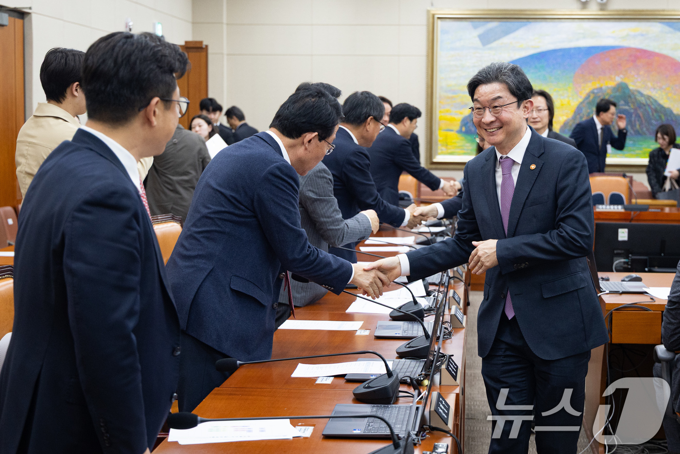 (서울=뉴스1) 유승관 기자 = 이억원 금융위원장이 2일 서울 여의도 국회에서 열린 제433회 국회(임시회) 정무위원회 제2차 전체회의 산회 후 국민의힘 의원들과 인사하고 있다. …
