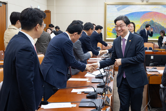 야당 의원들과 인사 나누는 이억원 금융위원장