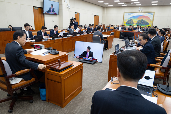 의사봉 두드리는 윤한홍 정무위원장