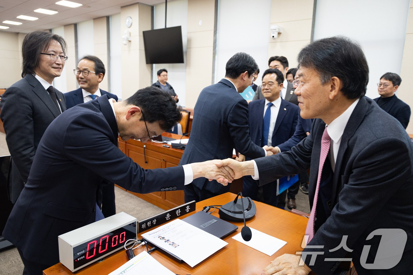 (서울=뉴스1) 유승관 기자 = 윤한홍 국회 정무위원장과 윤창렬 국무조정실장이 2일 서울 여의도 국회에서 열린 제433회 국회(임시회) 정무위원회 제2차 전체회의 산회 후 인사하고 …