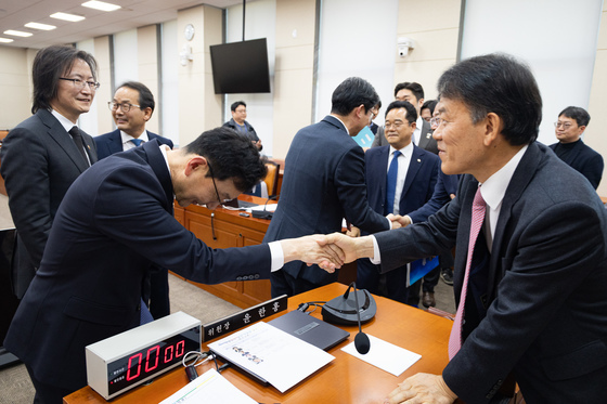 윤창렬 국무조정실장과 인사 나누는 윤한홍 정무위원장