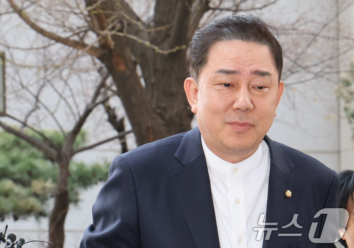 (서울=뉴스1) 이광호 기자 = 각종 비위 의혹으로 수사를 받고 있는 무소속 김병기 의원이 2일 오후 피의자 신분으로 조사를 받기 위해 서울 마포구 서울경찰청 공공범죄수사대에 출석 …