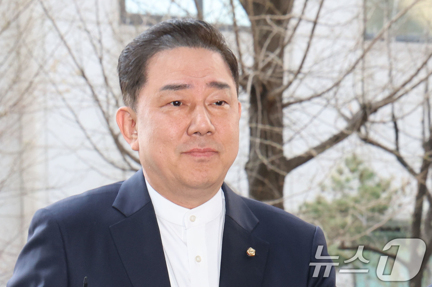 (서울=뉴스1) 이광호 기자 = 각종 비위 의혹으로 수사를 받고 있는 무소속 김병기 의원이 2일 오후 피의자 신분으로 조사를 받기 위해 서울 마포구 서울경찰청 공공범죄수사대에 출석 …