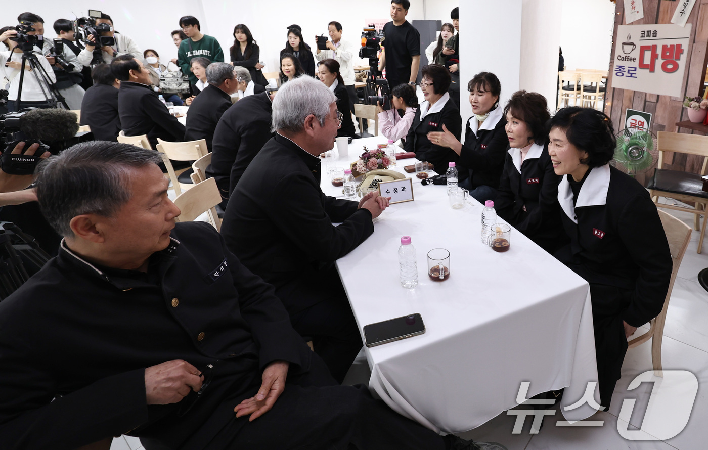 (서울=뉴스1) 구윤성 기자 = 2일 오후 서울 종로구 성균관컨벤션웨딩홀에서 종로구 주최로 열린 어르신 새 인연 찾기 행사 '종로 굿라이프 챌린지'에서 참가 어르신들이 인사 나누며 …