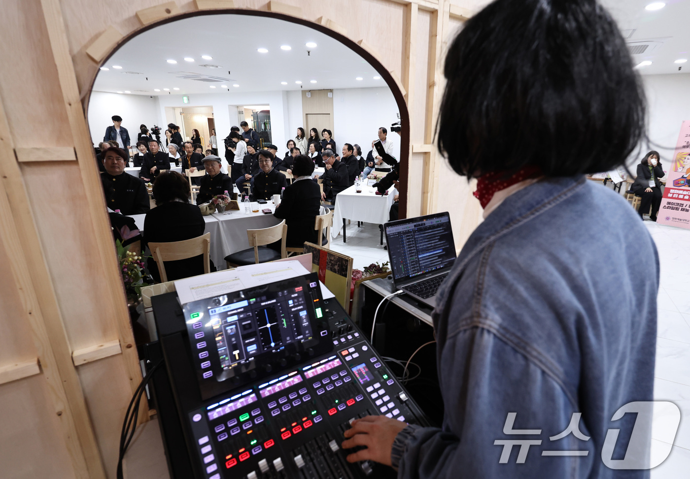 (서울=뉴스1) 구윤성 기자 = 2일 오후 서울 종로구 성균관컨벤션웨딩홀에서 종로구 주최로 열린 어르신 새 인연 찾기 행사 '종로 굿라이프 챌린지'에서 참가 어르신들이 오락 시간을 …