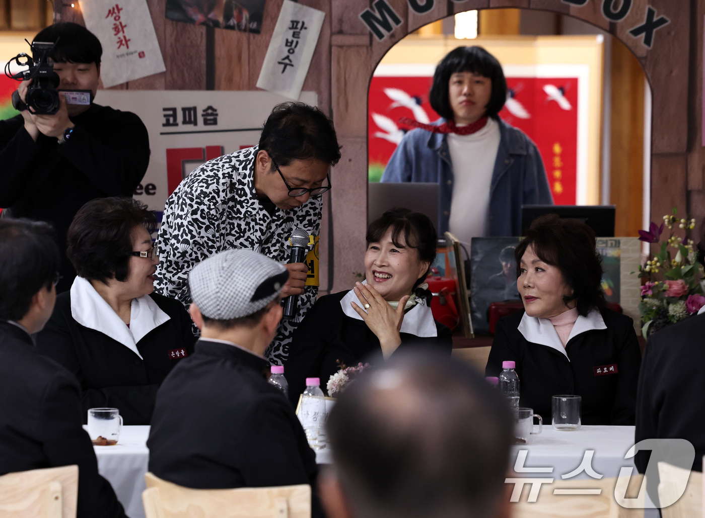 (서울=뉴스1) 구윤성 기자 = 2일 오후 서울 종로구 성균관컨벤션웨딩홀에서 종로구 주최로 열린 어르신 새 인연 찾기 행사 '종로 굿라이프 챌린지'에서 참가 어르신들이 자기소개를 …