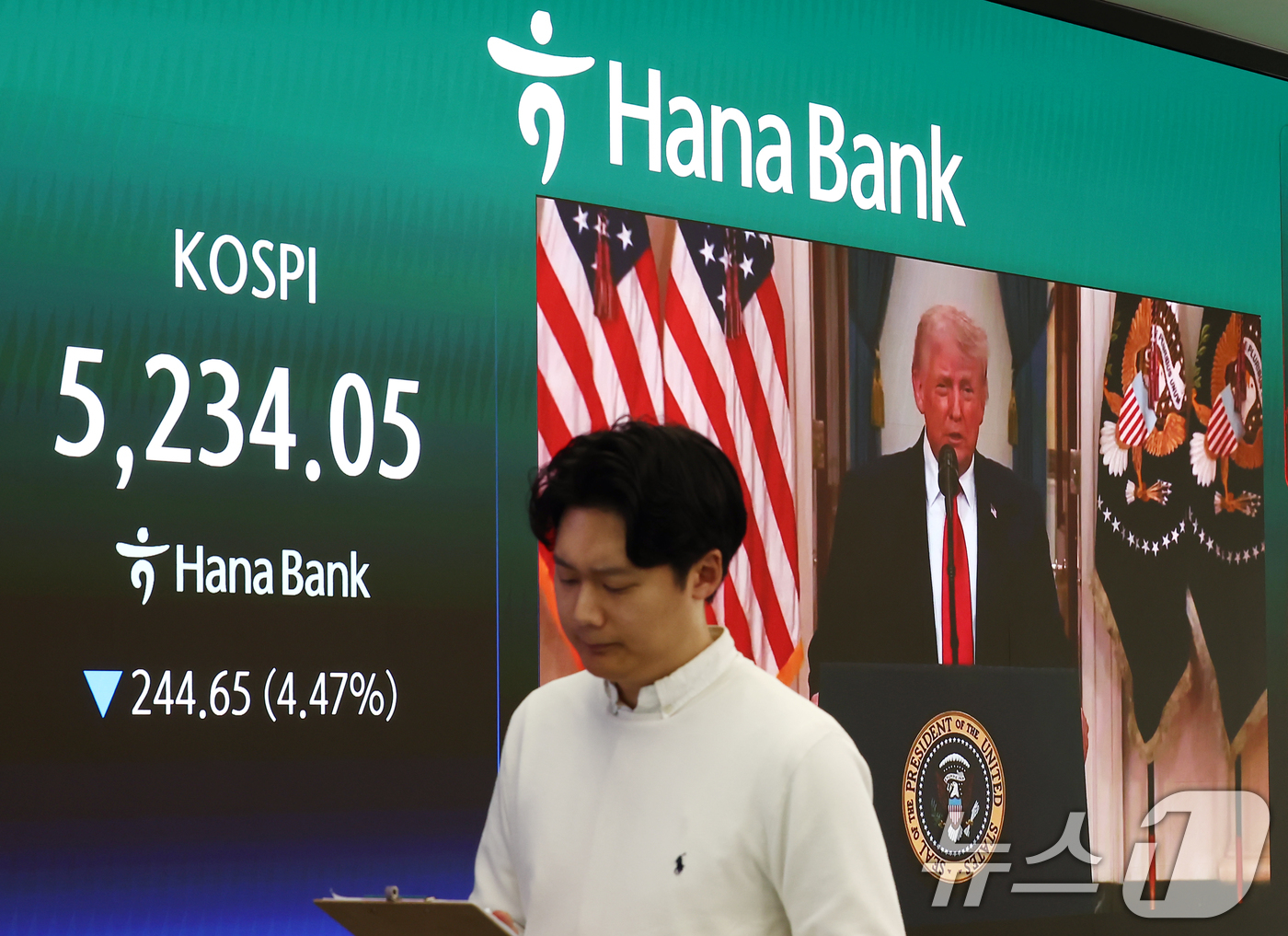 (서울=뉴스1) 김민지 기자 = 코스피·코스닥 지수가 급락하면서 매도 사이드카(프로그램 매도호가 일시 효력 정지)가 발동된 2일 오후 서울 중구 하나은행 딜링룸에 코스피, 코스닥 …