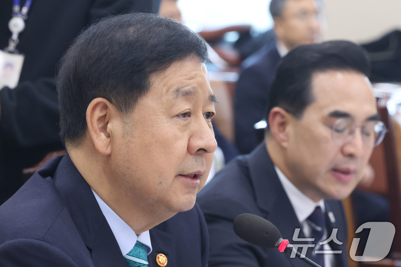 (서울=뉴스1) 신웅수 기자 = 구윤철 부총리 겸 재정경제부 장관이 2일 서울 여의도 국회에서 열린 재정경제기획위원회 전체회의에서 의원 질의에 답변하고 있다. 2026.4.2/뉴스 …