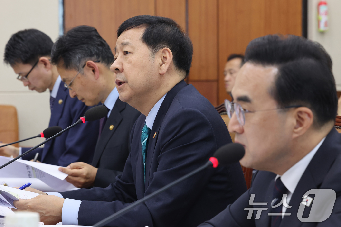 (서울=뉴스1) 신웅수 기자 = 구윤철 부총리 겸 재정경제부 장관이 2일 서울 여의도 국회에서 열린 재정경제기획위원회 전체회의에서 의원 질의에 답변하고 있다. 2026.4.2/뉴스 …