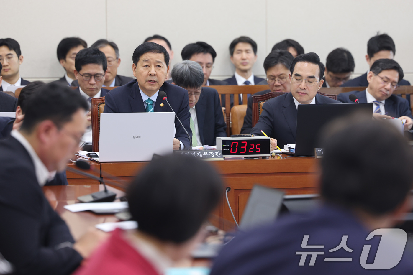 (서울=뉴스1) 신웅수 기자 = 구윤철 부총리 겸 재정경제부 장관이 2일 서울 여의도 국회에서 열린 재정경제기획위원회 전체회의에서 의원 질의에 답변하고 있다. 2026.4.2/뉴스 …