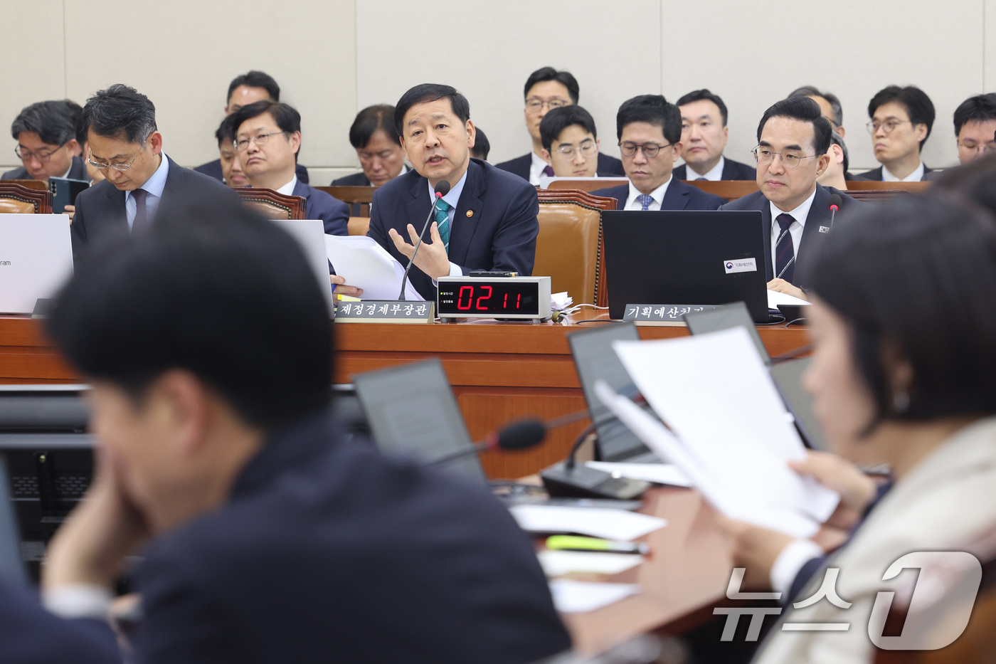 (서울=뉴스1) 신웅수 기자 = 구윤철 부총리 겸 재정경제부 장관이 2일 서울 여의도 국회에서 열린 재정경제기획위원회 전체회의에서 의원 질의에 답변하고 있다. 2026.4.2/뉴스 …