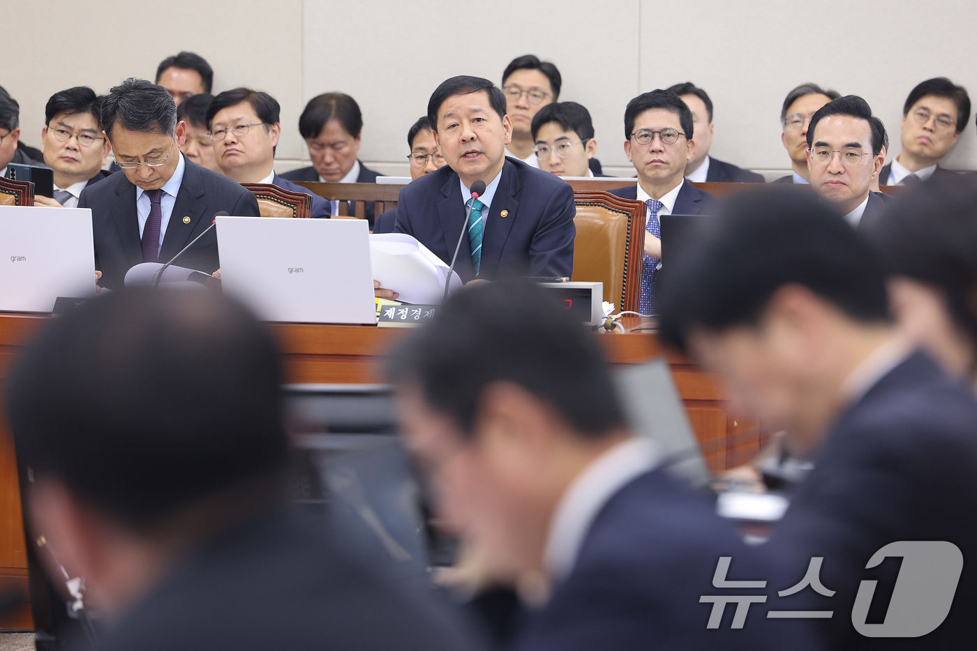 (서울=뉴스1) 신웅수 기자 = 구윤철 부총리 겸 재정경제부 장관이 2일 서울 여의도 국회에서 열린 재정경제기획위원회 전체회의에서 의원 질의에 답변하고 있다. 2026.4.2/뉴스 …