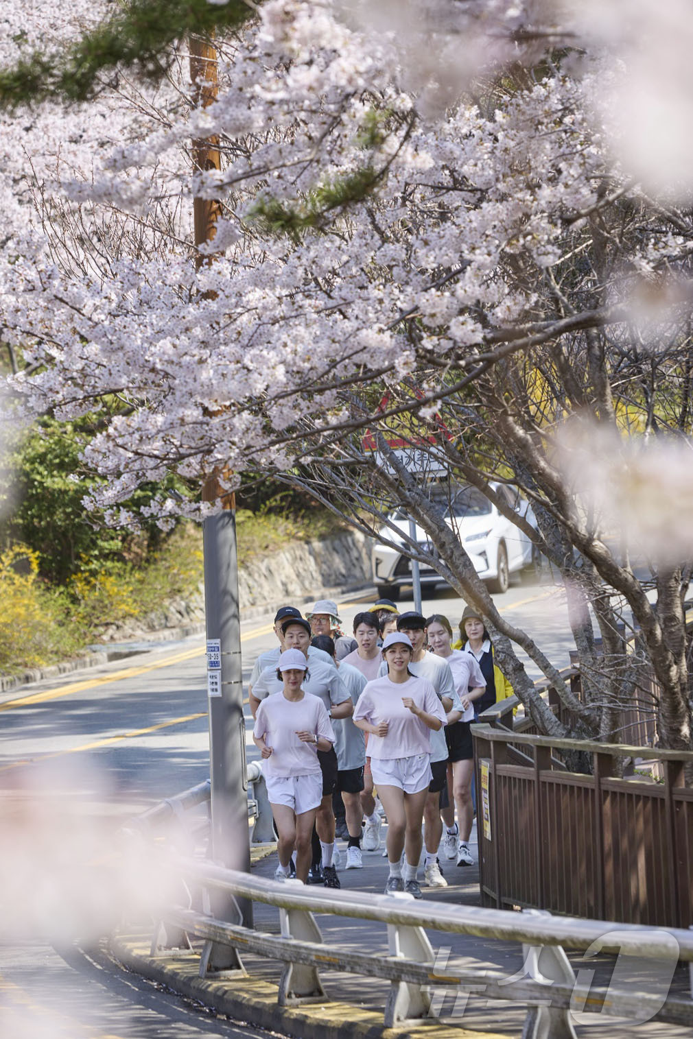 (서울=뉴스1) = 부산 해운대 파라다이스 호텔 부산이 2일 프리미엄 퍼포먼스 브랜드 ‘뷰오리(VUORI)’와 협업해 소셜 웰니스 프로그램 ‘호텔 부산 X 선라이즈 바이탈리티 러닝 …
