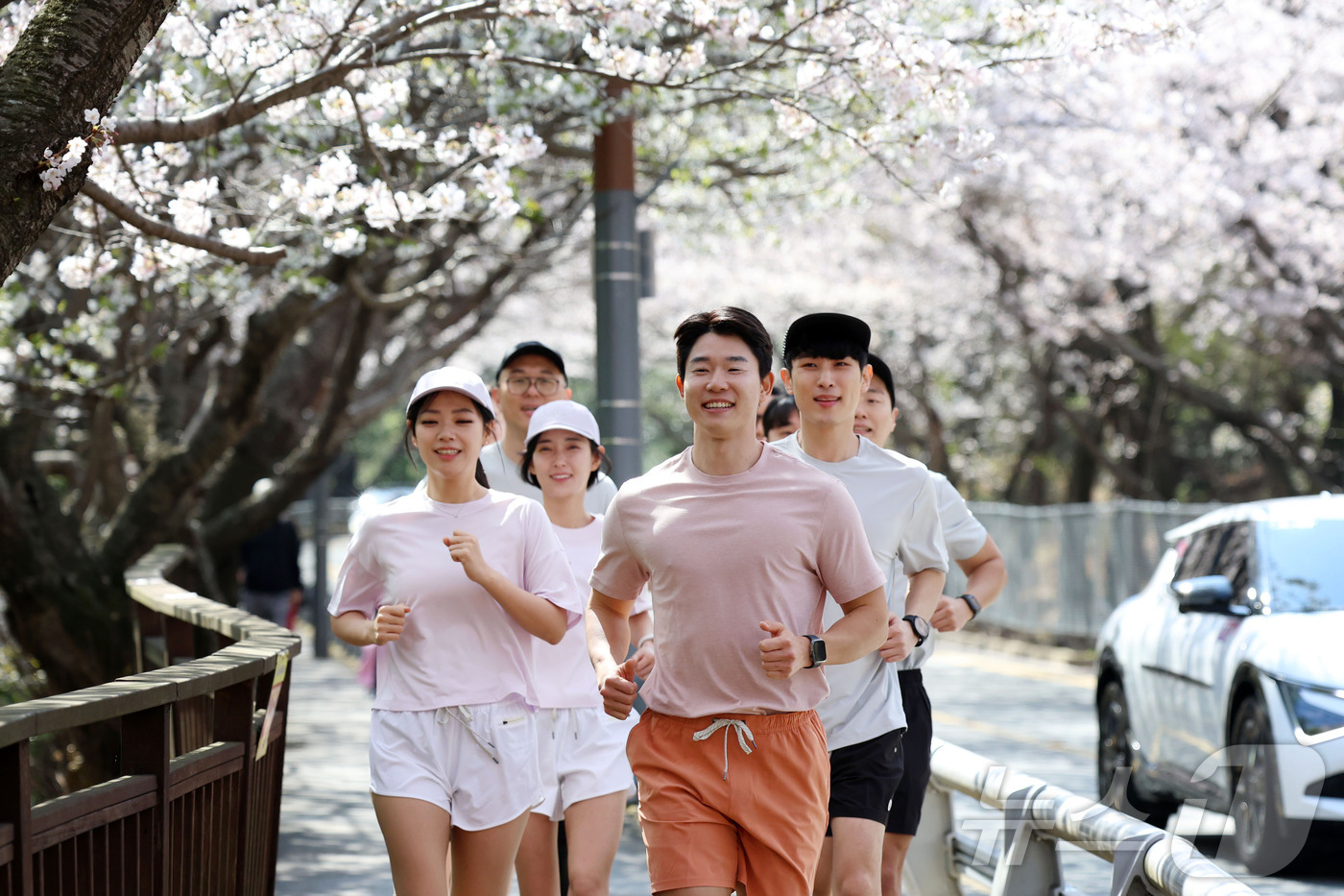 (서울=뉴스1) = 부산 해운대 파라다이스 호텔 부산이 2일 프리미엄 퍼포먼스 브랜드 ‘뷰오리(VUORI)’와 협업해 소셜 웰니스 프로그램 ‘호텔 부산 X 선라이즈 바이탈리티 러닝 …