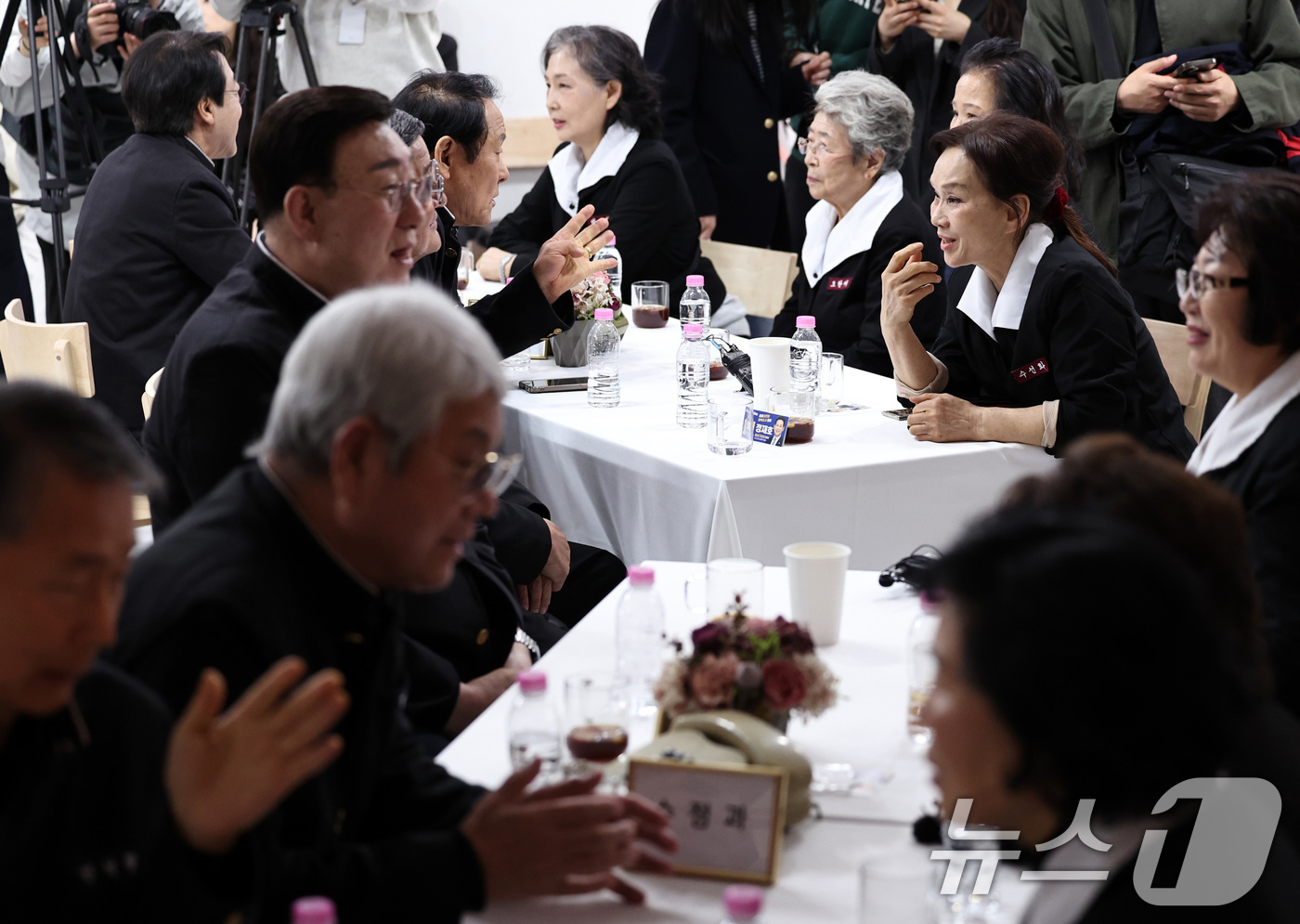 (서울=뉴스1) 구윤성 기자 = 2일 오후 서울 종로구 성균관컨벤션웨딩홀에서 종로구 주최로 열린 어르신 새 인연 찾기 행사 '종로 굿라이프 챌린지'에서 참가 어르신들이 인사 나누며 …